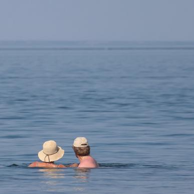 Badegæster nyder det kølige vand ved Strib Nordstrand