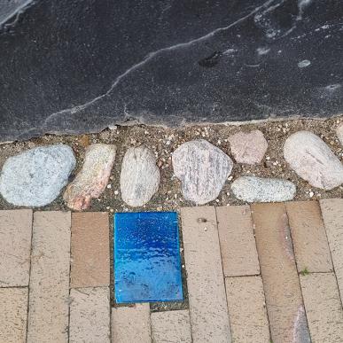 Følg de farvede sten rundt i byen