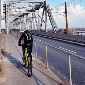 Cykelrytter på den Gamle Lillebæltsbro i Middelfart