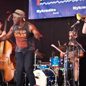 Band i gang på scenen under Middelfart Jazz Festival