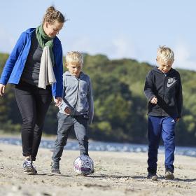 Fodbold på stranden med mor - Middelfart
