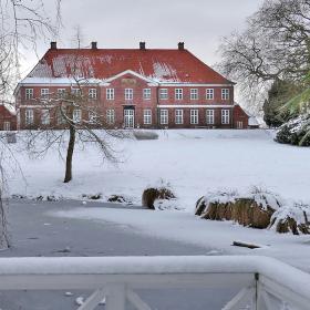 Hindsgavl Slot smukt beliggende i det sneklædte landskab