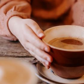 Snup en varm kop kakao på en af de hyggelige caféer