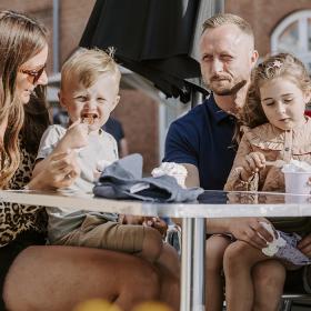 En is om dagen , familien nyder en is i gågaden i Middelfart