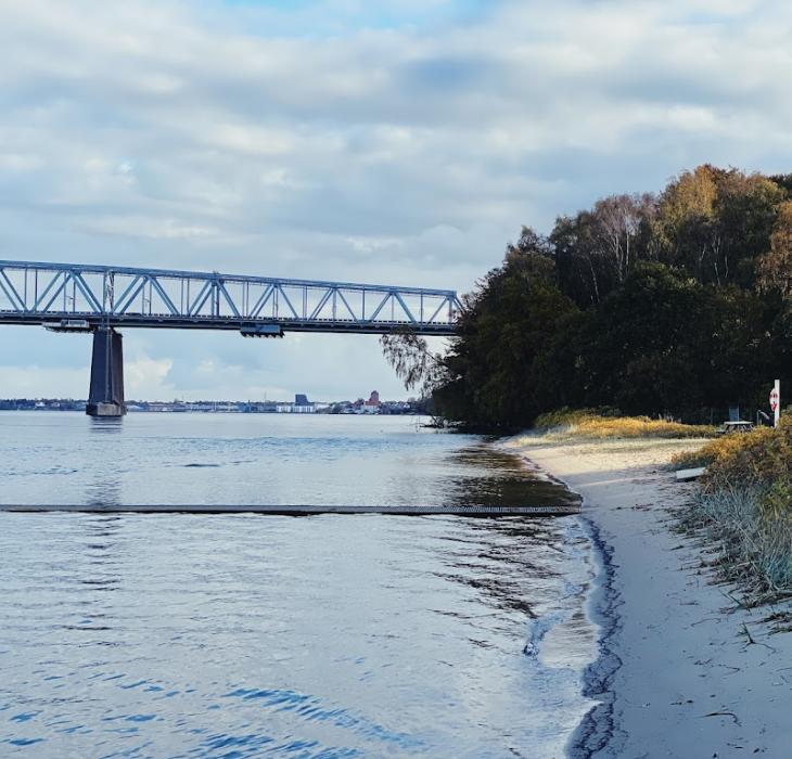 Den gamle bro set fra strandbredden på Hindsgavl